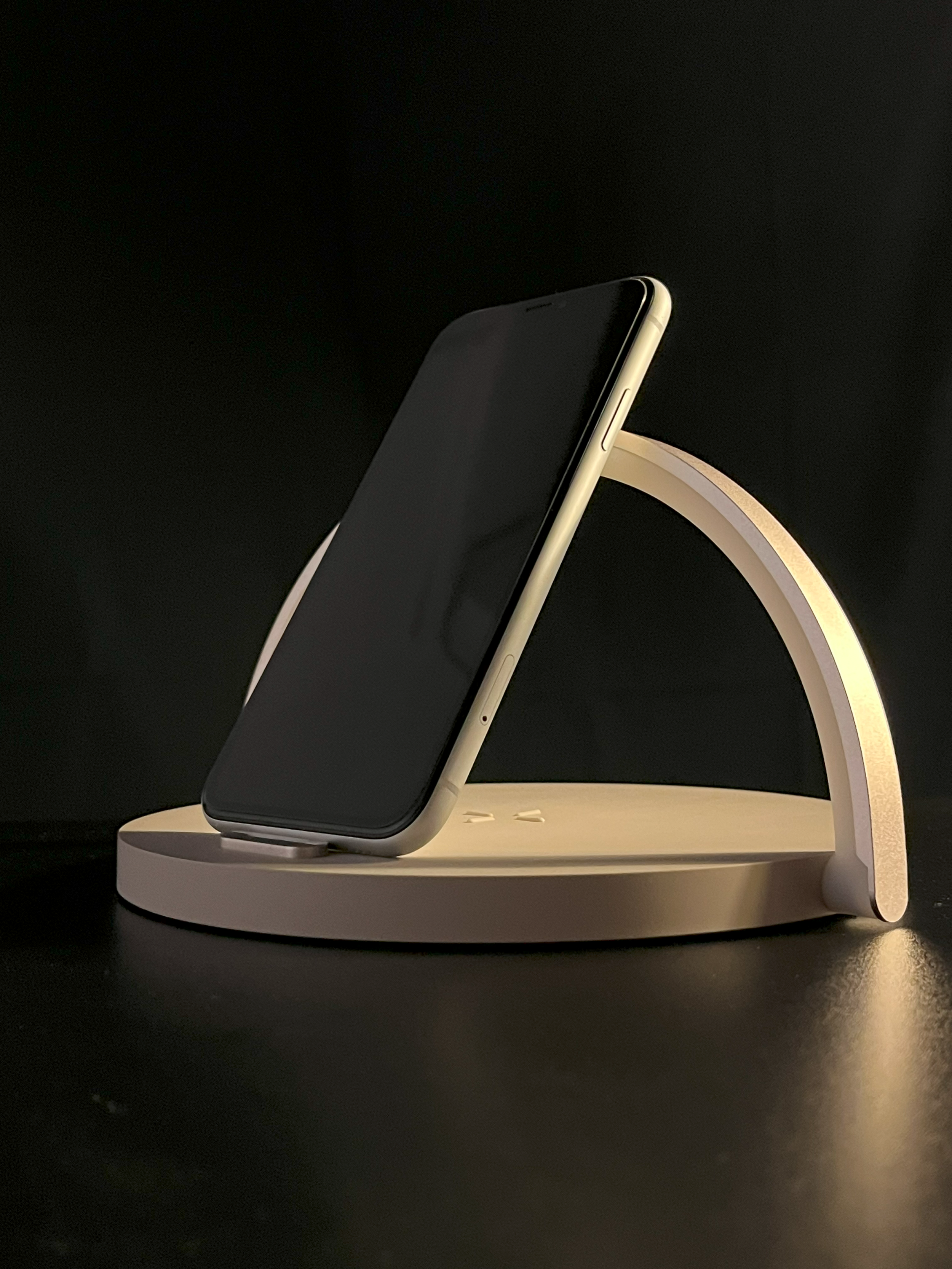Lamp with wireless charging